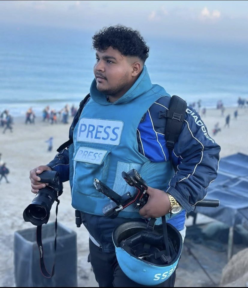 KingDavid9y's tweet photo. A «starving» journalist from Gaza is going to sell his Rolex to buy bread.🤣🤡 https://t.co/HpveaW4STD