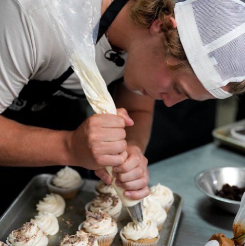 happyIarry's tweet photo. desperately hoping mack shares when/how he found out that will signed him up for the elevated cupcake experience in the footage 😭 https://t.co/XLDCBv2DnF