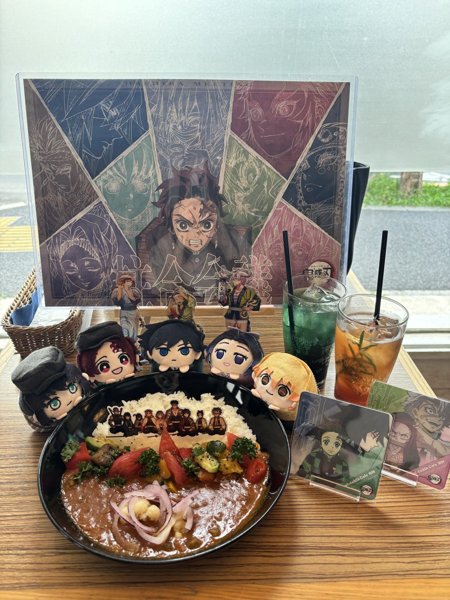 pnpn905's tweet photo. 明治村の皆さんと☕1階に行ってきました💕
実弥さんと禰豆子のドリンクがかなり辛口💦
柱合カリー、野菜ごろごろで美味しかったです😋
禰豆子ちゃんプレートはすっごく可愛い！ちゃんとぷんぷんしてる🤣
実弥さんはさっぱり系シャーベットかと思ったらバニラアイスでした💚 https://t.co/eH26Vaj9M0