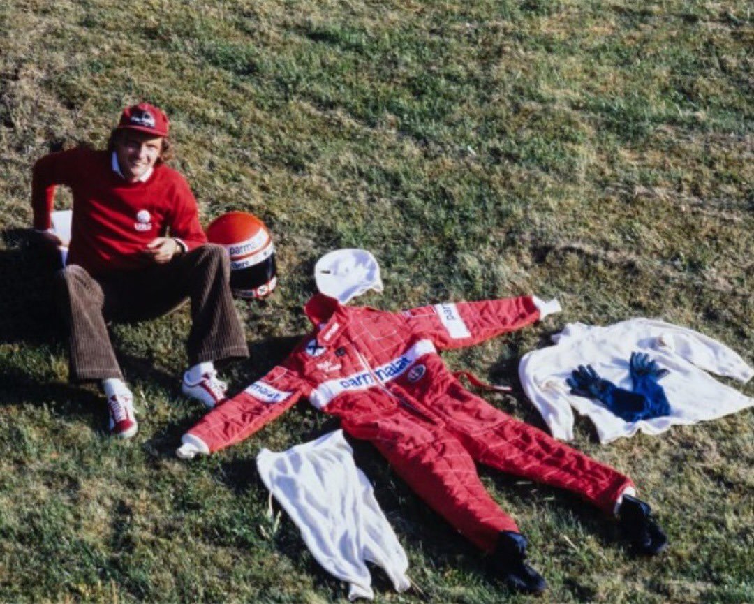 4644s's tweet photo. Lewis Hamilton pays tribute to Niki Lauda in Monza, at the Italian GP in 2025 https://t.co/OXSwAfIEoM
