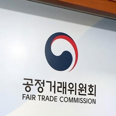 bllueesr's tweet photo. South Korean Fair Trade Commission (KFTC) has launched a formal investigation into $HYBE for unfair contract practices. Combined with Bang Si-hyuk's fraud case being sent to prosecutors, corporate stability is crumbling.

Sources: https://t.co/miU7cHZORo

https://t.co/dHYjxkBmhD https://t.co/DOTNGSjpbU