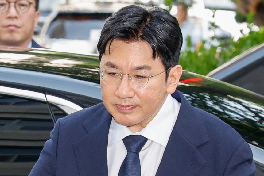 bllueesr's tweet photo. South Korean Fair Trade Commission (KFTC) has launched a formal investigation into $HYBE for unfair contract practices. Combined with Bang Si-hyuk's fraud case being sent to prosecutors, corporate stability is crumbling.

Sources: https://t.co/miU7cHZORo

https://t.co/dHYjxkBmhD https://t.co/DOTNGSjpbU