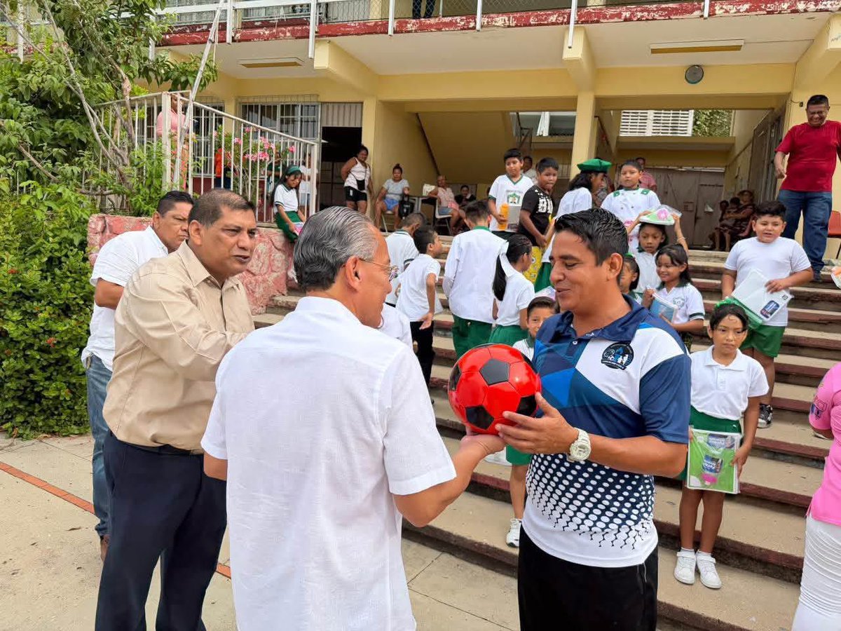 _FerminAlvarado's tweet photo. Porque para construir un mejor #Acapulco, debemos empezar por educar mejor, fortalecer nuestras escuelas y brindar a nuestras niñas y niños las herramientas necesarias para construir el futuro que merecen.

📚✨ ¡Feliz regreso a clases!

 #FielAcapulqueño #PorUnMejorAcapulco https://t.co/26f5kqfjH4