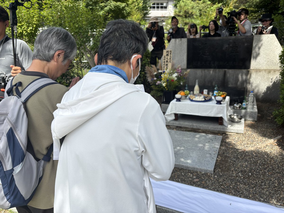 sudamitsuteru's tweet photo. 今日は関東大震災の朝鮮人・中国人虐殺から103カ年。東部労組は労組反戦実行委の仲間と横網町公園の慰霊式に参加後、労働運動活動家が虐殺された亀戸事件の慰霊碑を訪れて追悼。改憲・大軍拡、武器輸出、国旗損壊罪、スパイ防止法など戦争と弾圧を強める高市政権の打倒を！日朝中の人民は連帯しよう！ https://t.co/R0Tc2p0jYd