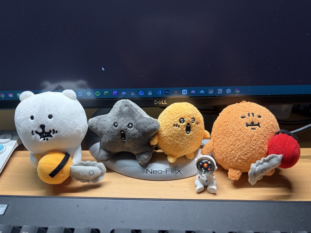 AKiPi0502's tweet photo. （1ヶ月でこんな感じのデスク周りに😂※🍑🦀はこの他に7セットほどぬいぐるみがある） https://t.co/1fNqCDk26h