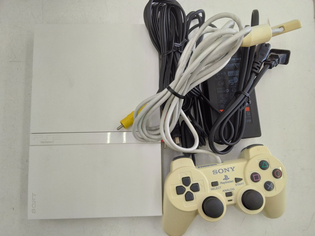 bmt513's tweet photo. ＰＳ２本体，SCPH-75000入荷しました🌟
今回も手作りパーツ付の物にはなりますが、読込など動作はシッカリしてくれました✨
段々と純正パーツのみで元気に動くPS2も減ってきていますね・・・。
多少手が加わっていても遊べればｏｋ！という方は是非ご来店下さい🎶
#リサイクルショップ　#レトロゲーム https://t.co/Us7AAC28lP