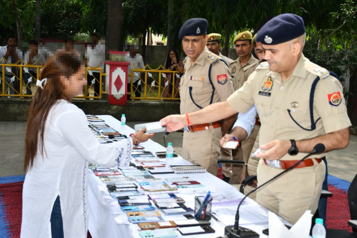 aligarhpolice's tweet photo. #Aligarh l #Aligarhpolice  
सी.ई.आई.आर. पोर्टल पर पंजीकृत खोये/गिरे हुए 200 मोबाइल फोन को सर्विलांस सेल अलीगढ़ व विभिन्न थानों की पुलिस टीम द्वारा संयुक्त रुप से कार्यवाही करते हुए गुमशुदा मोबाइल खोजकर उनके स्वामियों को किये सुपुर्द ~

"CEIR पोर्टल पर प्राप्त शिकायतों का संज्ञान लेते हुए विभिन्न कम्पनियों के गिरे/खोये कुल 200 एण्ड्रॉइड मोबाइल फोनकुल अनुमानित कीमत ₹ 34,16,322 (चौतीस लाख सोलह हजार तीन सौ बाइस)  किये बरामद.."   

◆ वरिष्ठ पुलिस अधीक्षक अलीगढ़ द्वारा बरामद शुदा मोबाइल फोन को उनके स्वामियों को किया गया वितरित।      

◆ अपना खोया हुआ मोबाइल पाकर खिले लोगों के चेहरे ।