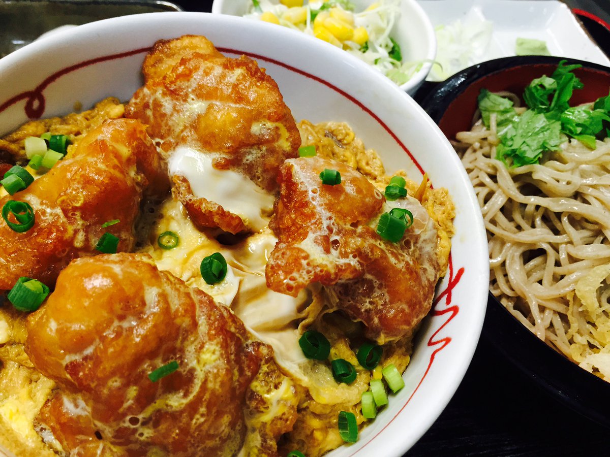 sobamiyama's tweet photo. こんにちは！もう9月、本郷台です
なんかあっという間だなぁ、大晦日もすぐなんだろうなぁ…
そんな訳で今日のランチは『唐揚げ丼』です
久し振りの登場です！ぜひお召し上がりください
では今日もBon Appetite😀
#本郷台 #深山 #ランチ #蕎麦 #かき揚げ丼 https://t.co/M2RfedtzVW