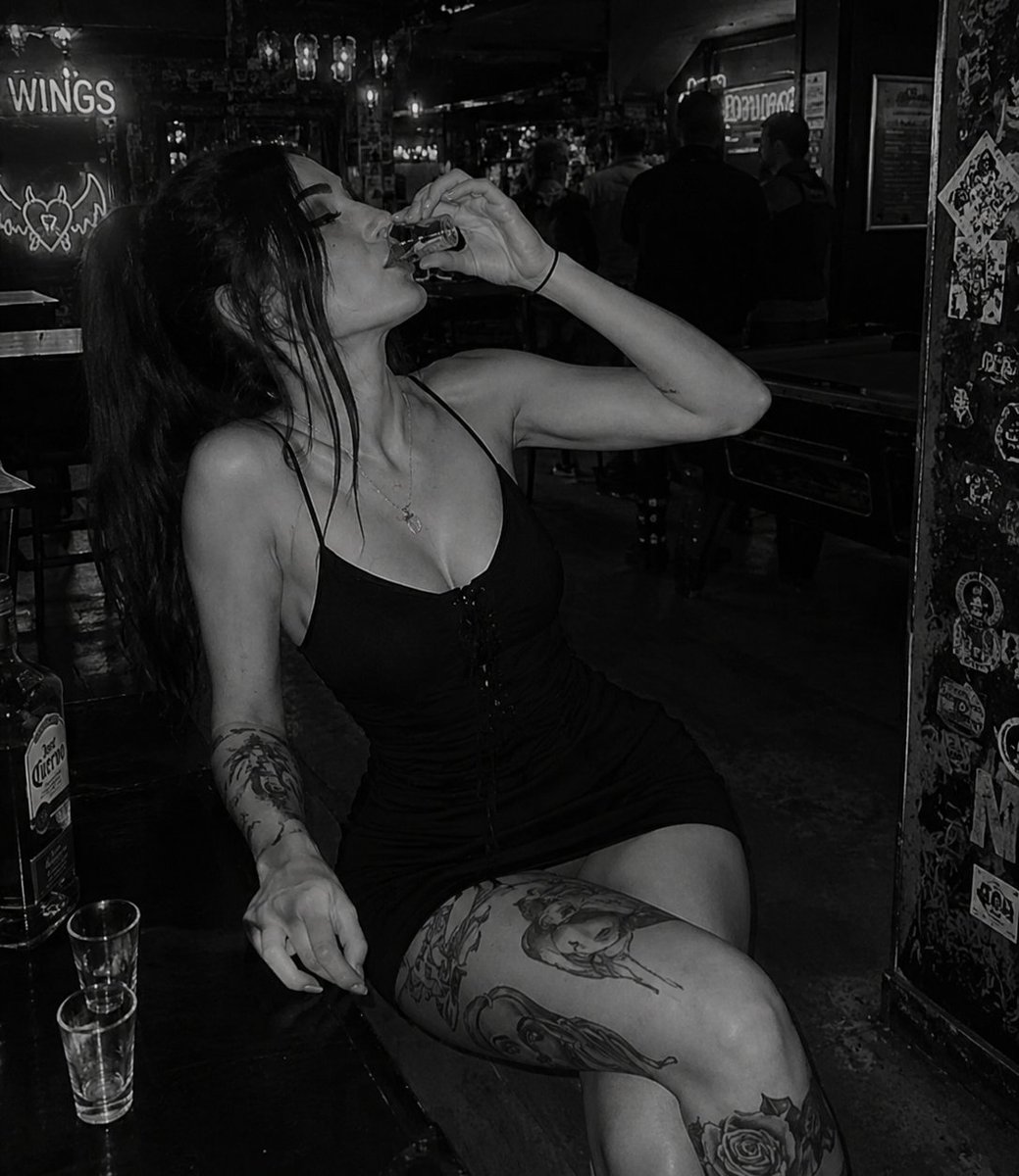 FavoreUna's tweet photo. Quién para una noche de copas... Una noche loca 🦄🍍🍍🔥🔥🔥 https://t.co/ZeQr2vfGmN