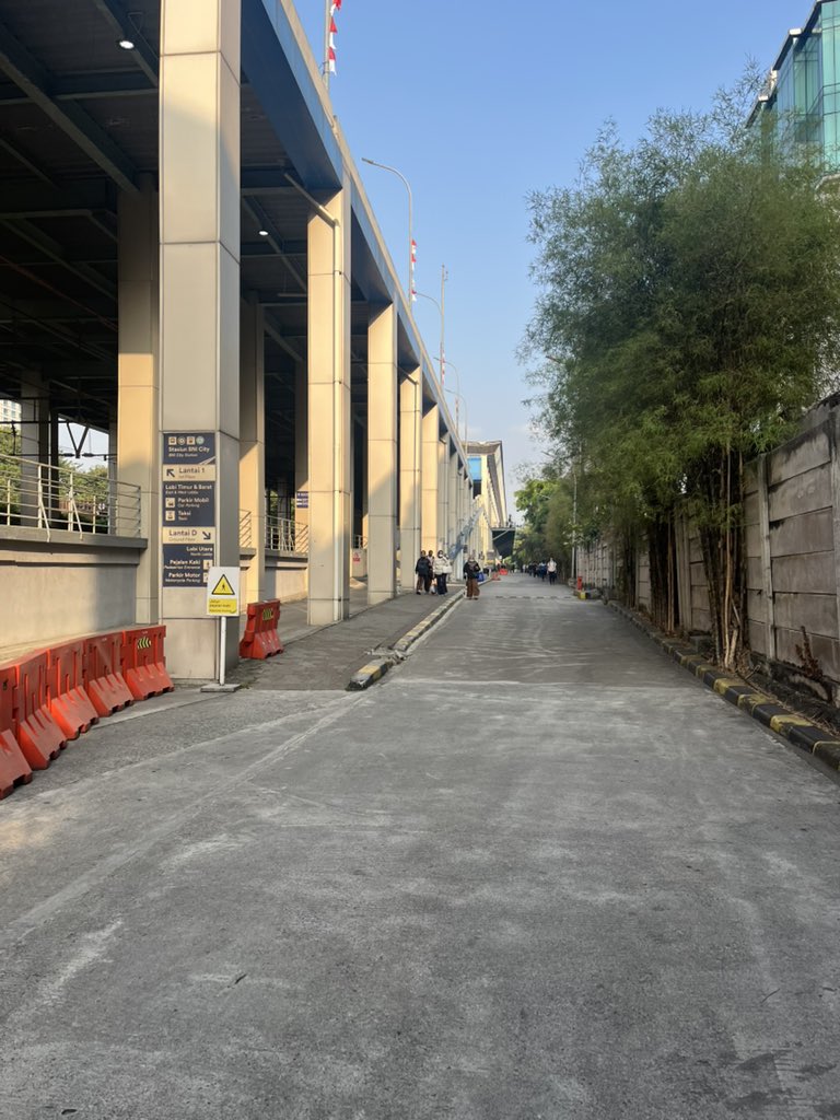 titakinanti's tweet photo. day 1 berangkat dari stasiun bni city </3 ga nyangka ternyata selama ini i’ve been taking for granted kenyamanan yang ditawarkan sm stasiun karet. memang ya u don’t know what u have until it’s taken away from u https://t.co/qotLAxCWQg
