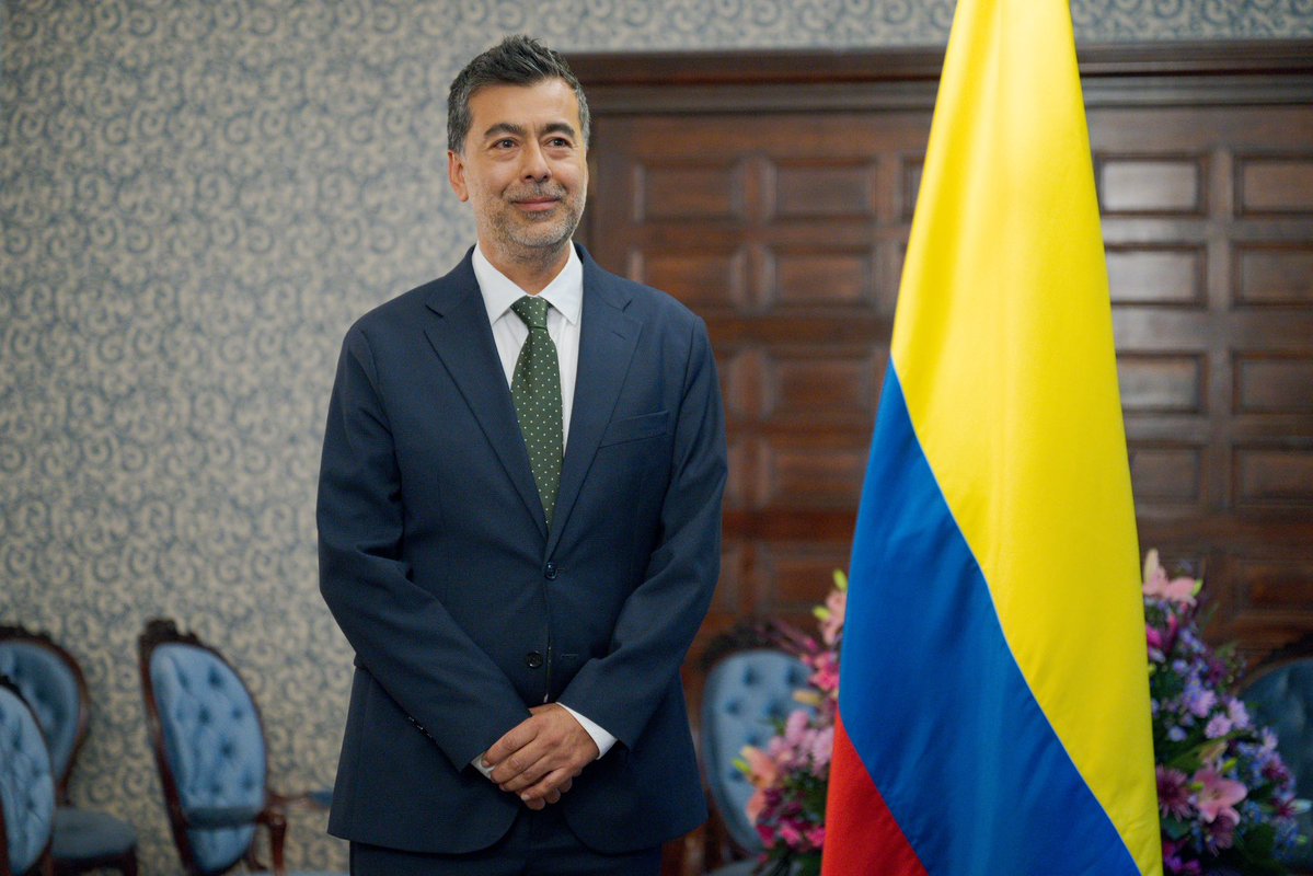 CancilleriaCol's tweet photo. El canciller Omar Bula posesionó al teniente coronel (r) de la Policía Nacional, José Luis Castañeda Tiria, como nuevo director general de @MigracionCol.

Su llegada marca una nueva etapa para fortalecer la gestión migratoria del país, con seguridad, eficiencia y respeto por los derechos humanos.