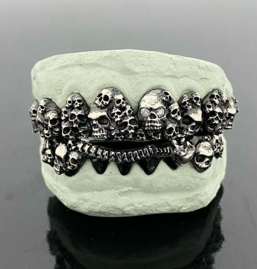 drkwrld_archive's tweet photo. hard grillz https://t.co/aBiKpX6yL9