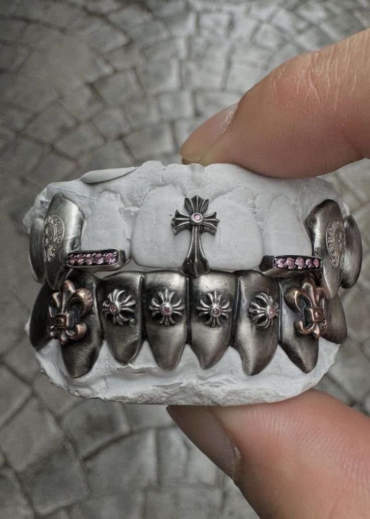 drkwrld_archive's tweet photo. hard grillz https://t.co/aBiKpX6yL9