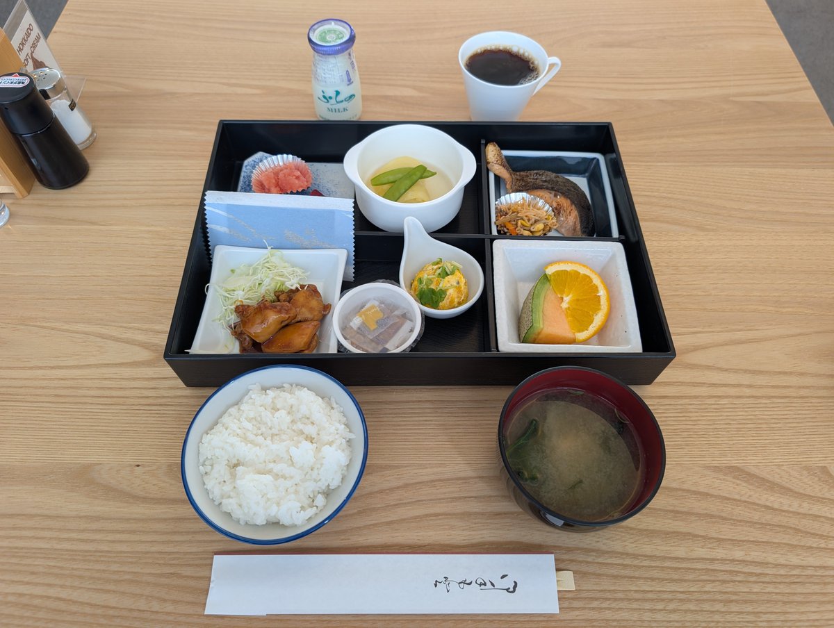 sky_mac_555's tweet photo. 朝食は和食をチョイスしてチェックアウト即レンタサイクル部の活動開始🚲️
お店の方が丁寧に道順やスポットを教えてくださった！ https://t.co/U02OFhRSuR