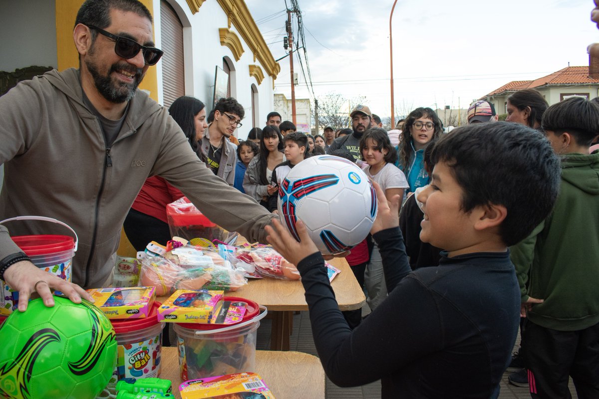 rodrigo_arist's tweet photo. Algunas postales de una tarde hermosa en nuestra Plaza Belgrano. 🩵

Familias, juegos, risas y una plaza llena de chicos disfrutando de su día.

Gracias a todos los que fueron parte de esta jornada y, especialmente, a quienes trabajaron para hacerla posible.

Nos quedamos con estas imágenes y con la alegría de haber compartido un día tan lindo con nuestros vecinos. 🫂
