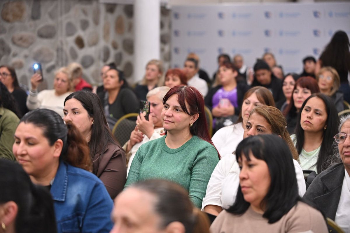 miguelsiciliano's tweet photo. ACOMPAÑANDO EL ENCUENTRO DE MUJERES PASTORAS

La Unión Pastoral de Córdoba impulsó el encuentro de Mujeres Pastoras, un espacio que realza la figura de mujeres que acompañan y trabajan por sus comunidades. Compartir este espacio permite reconocer algo que muchas veces no se ve y es la enorme vocación de servicio de quienes están para escuchar y sostener a otras personas.

Gracias por esa tarea cotidiana, por fortalecer redes y estar junto a quienes más lo necesitan. Sigamos trabajando unidos, para que Córdoba sea un lugar cada día un poquito mejor.

#HacerParaCrecer
