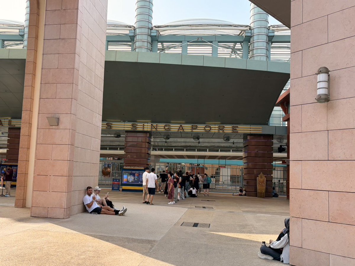 ryogo1012's tweet photo. USS開園30分前でこの並びは少なすぎて日本のヤバさを実感する https://t.co/5OyxSbd52k