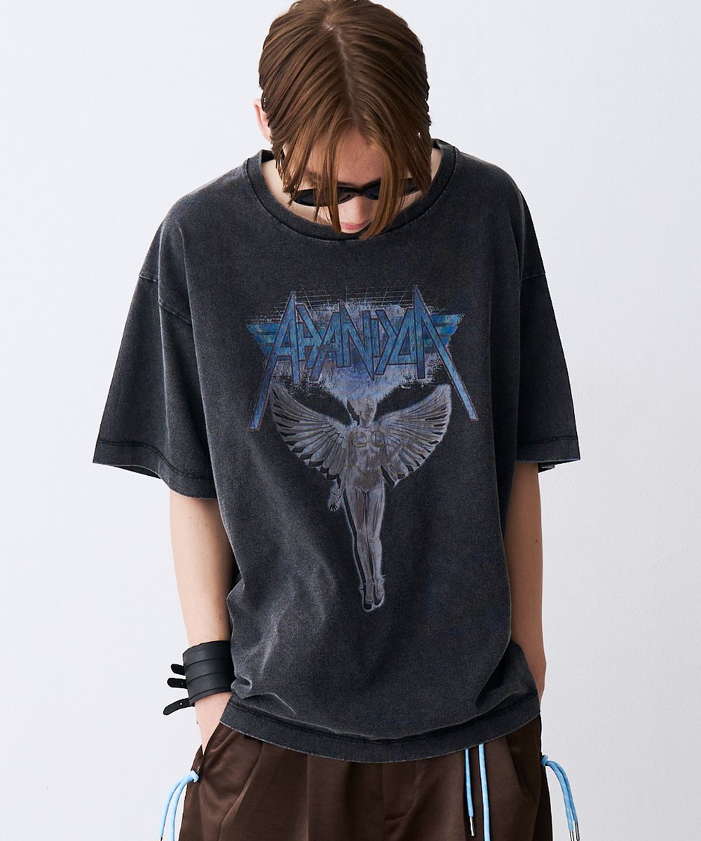 SeeSew_official's tweet photo. SeeSew 2026 SUMMER COLLECTION
【ACID WASH ANGEL TEE】

硫化染めアシッドウォッシュの退廃的なボディに、90sロック感漂うANGELグラフィックが融合。一点物のような激しいアタリと進化した縦長ワイドシルエットで、唯一無二の存在感を放ちます。

詳細はこちら↓
https://t.co/rQTyZVCA13

#SeeSew https://t.co/U1kfpWVqQW