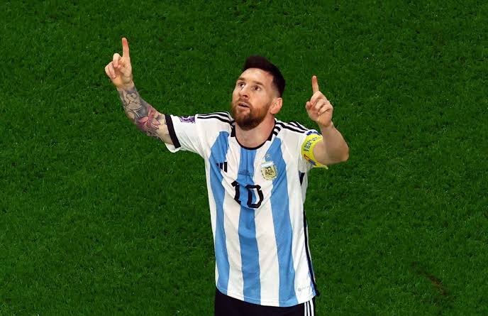 crisnunezfutfem's tweet photo. Cómo no amarte si además de todo lo que me diste, mi viejo (un tipazo pero de pocas demostraciones) usaba tus goles de excusa para abrazarme... Gracias Lío, gracias por todo, hasta por esos abrazos...💔😢 https://t.co/QpCgCv5IgU