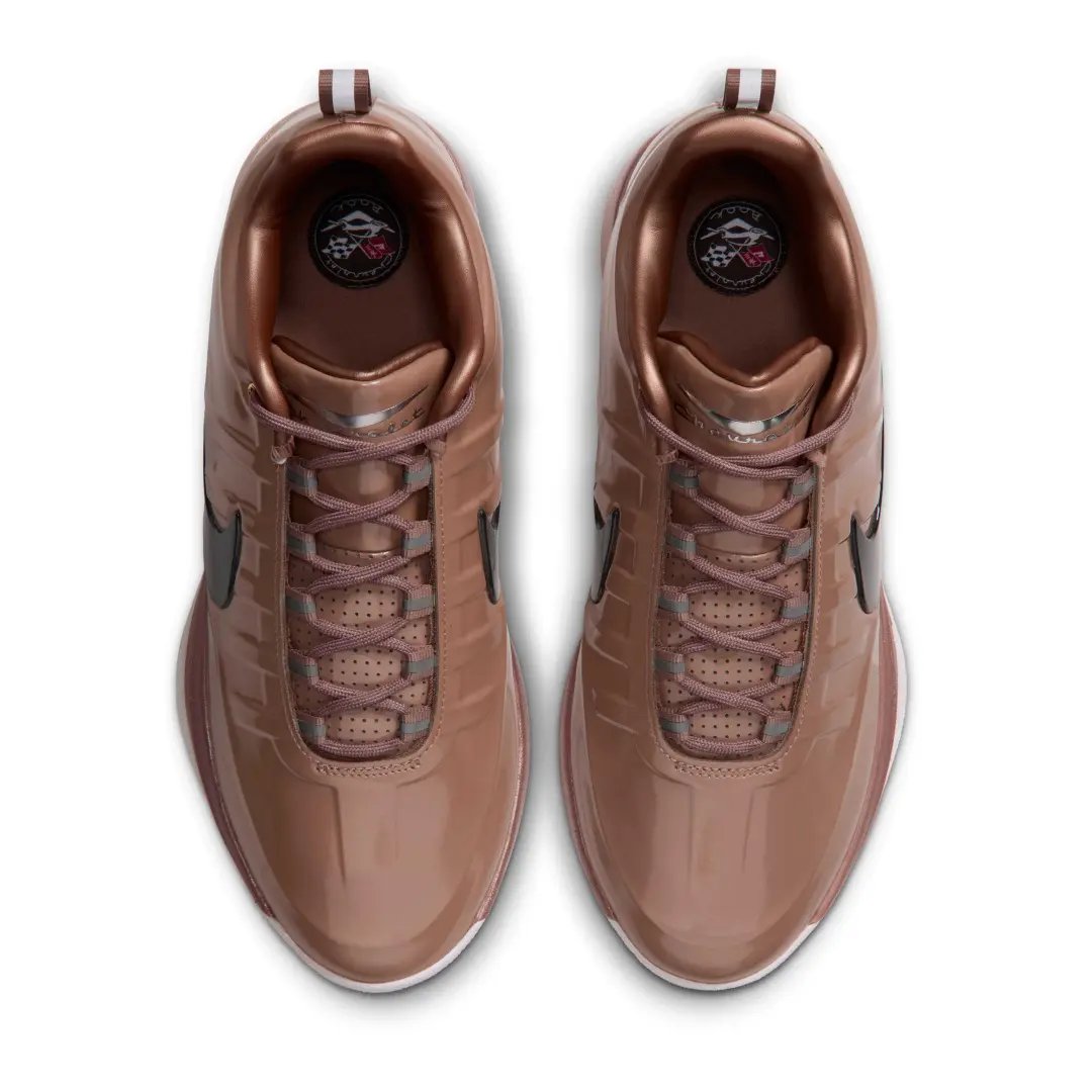 BadSneakersX's tweet photo. 🏁 Book’s “Pretty Penny” hits the court

👟 Chevrolet × Nike Book 2 “Metallic Red Bronze”
Style Code: IO9842-900

📅 Release: August 26 / September 10 2026

💰 Price: $155

Metallic Red Bronze upper inspired by Devin Booker’s 1959 Chevy Impala convertible. Chrome Swooshes, hood-ornament tongue badge, embroidered Impala heel, and that candy-paint finish that looks like it just rolled out of a Detroit garage. Classic American muscle on a performance Book 2.

#Book2 #Chevy #NikeBasketball #SneakerDrop #BadSneakersX