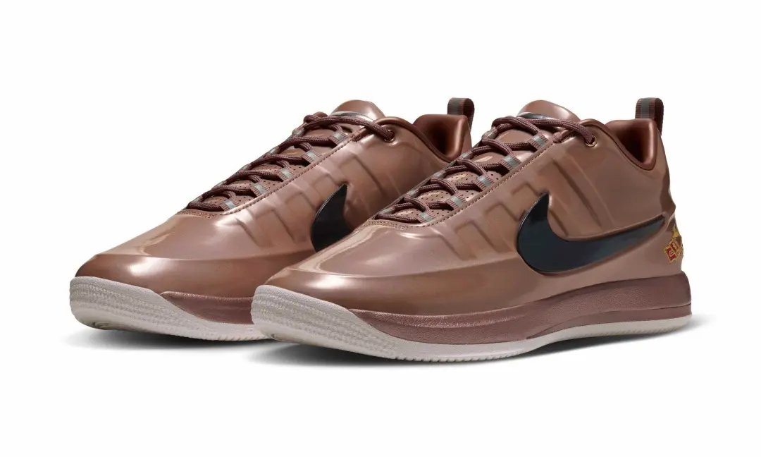 BadSneakersX's tweet photo. 🏁 Book’s “Pretty Penny” hits the court

👟 Chevrolet × Nike Book 2 “Metallic Red Bronze”
Style Code: IO9842-900

📅 Release: August 26 / September 10 2026

💰 Price: $155

Metallic Red Bronze upper inspired by Devin Booker’s 1959 Chevy Impala convertible. Chrome Swooshes, hood-ornament tongue badge, embroidered Impala heel, and that candy-paint finish that looks like it just rolled out of a Detroit garage. Classic American muscle on a performance Book 2.

#Book2 #Chevy #NikeBasketball #SneakerDrop #BadSneakersX