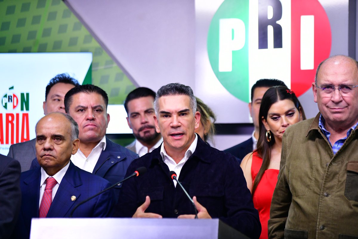 alitomorenoc's tweet photo. Muchos de los empresarios “ejemplares” deberían pensarlo dos veces antes de sentarse con narcopolíticos y hacer como si en México no estuviera pasando nada. Hay momentos en los que cuidar únicamente el negocio termina saliendo mucho más caro, porque cuando se debilitan la democracia, las libertades y las instituciones, también se pierde la certeza que necesita cualquier empresa para crecer y generar empleos.

Por eso resulta tan grave jugar a dos bandas. México tiene que estar por encima de cualquier contrato con el poder. Los contratos que entrega el gobierno de MORENA no son actos de generosidad. El gobierno los utiliza para generar dependencia, condicionar posiciones y comprar silencios. Quien acepta esa relación debe entender también el costo que tiene para el país.

Los empresarios tienen peso, influencia y responsabilidad en la vida pública de México. Pueden defender la democracia y las libertades que hicieron posible construir sus empresas o acomodarse frente a un régimen que cada día concentra más poder. Cada quien sabrá qué intereses decidió proteger cuando México más necesitaba carácter.

No hay espacio para la hipocresía ni se puede ser cobarde. ¡Hoy es obligación ser valiente y defender a México!
