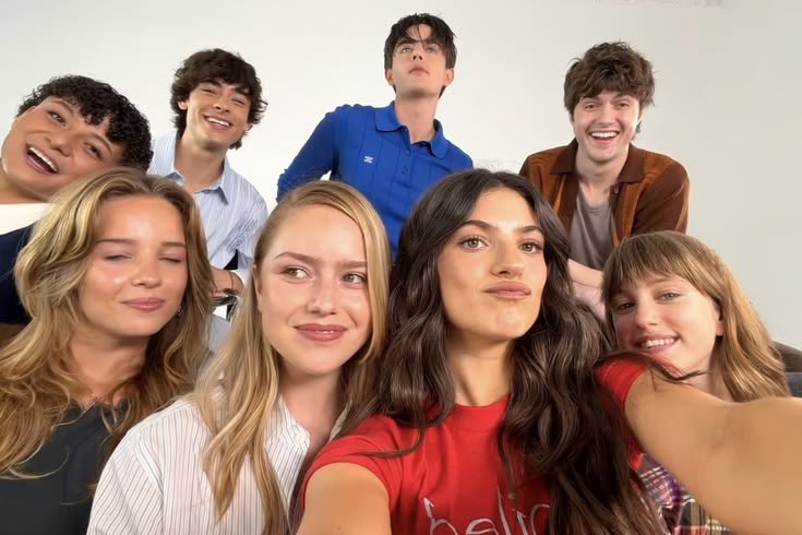 sterlingacervo's tweet photo. o elenco de sterling point por trás das câmeras https://t.co/uPPoqov7Tf