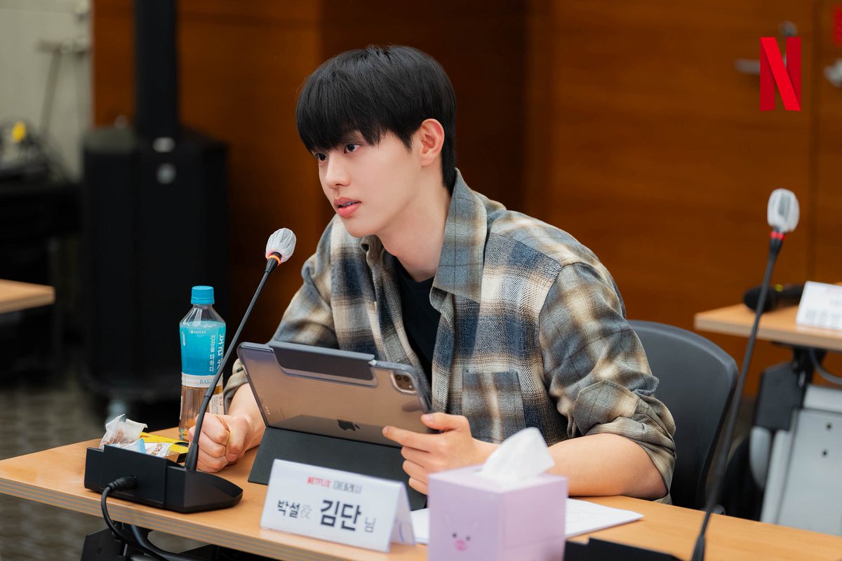 0kimdan3's tweet photo. 박설 : 범죄심리학과 조교. 늘 예의 바르고 친절하며 훈훈한 외모에 미소까지 예뻐 눈 달린 이라면 좋아하지 않을 수 없는 인기인이다. 범죄자인 아버지의 유전적 성질을 이어받은 본 투 비 사이코패스다.

싸패 김단 첨 보는데 저 벌써 기대돼요🥹🥹🥹🥹 https://t.co/P0J3wDnGNj