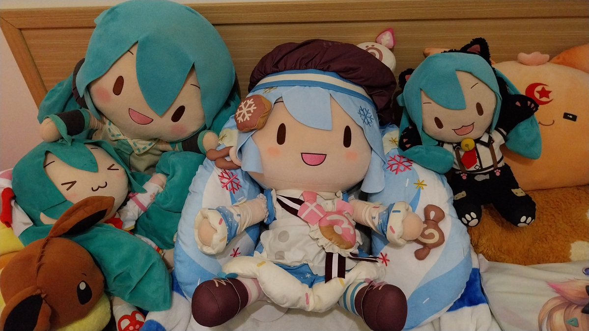 renawevin's tweet photo. 結果ミク生日當天不小心買下去了
這隻雪26真的好可愛！！
雖然帽子的材質有點粗粗的、棉花不知道為什麼已經有結成團的現象
但是每一個配件竟然都是填了棉花的！✨
身上的甜甜圈、頭髮上的音符、甚至是裙擺的邊緣
都厚厚軟軟的！！
真的好可愛...♥
接著要煩惱的是她要坐在床的哪裡了w
#初音ミク https://t.co/6tzptO20Jq