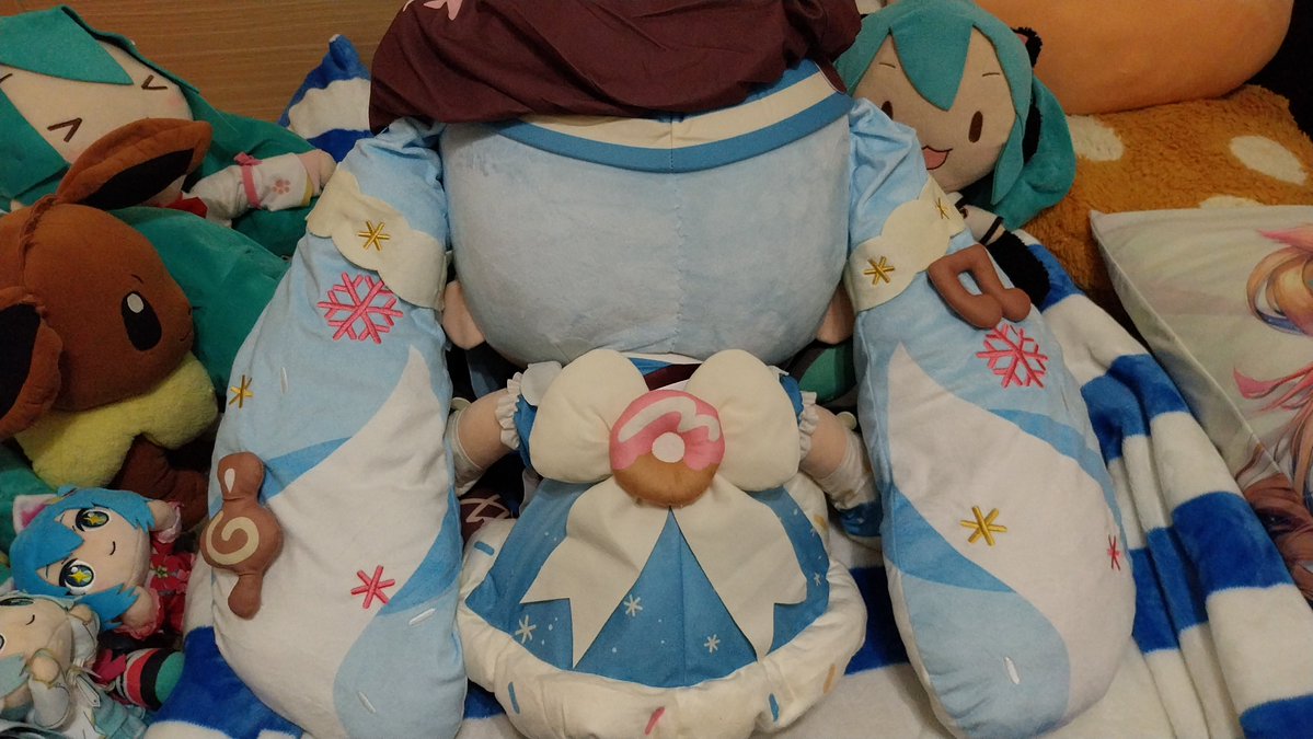 renawevin's tweet photo. 結果ミク生日當天不小心買下去了
這隻雪26真的好可愛！！
雖然帽子的材質有點粗粗的、棉花不知道為什麼已經有結成團的現象
但是每一個配件竟然都是填了棉花的！✨
身上的甜甜圈、頭髮上的音符、甚至是裙擺的邊緣
都厚厚軟軟的！！
真的好可愛...♥
接著要煩惱的是她要坐在床的哪裡了w
#初音ミク https://t.co/6tzptO20Jq