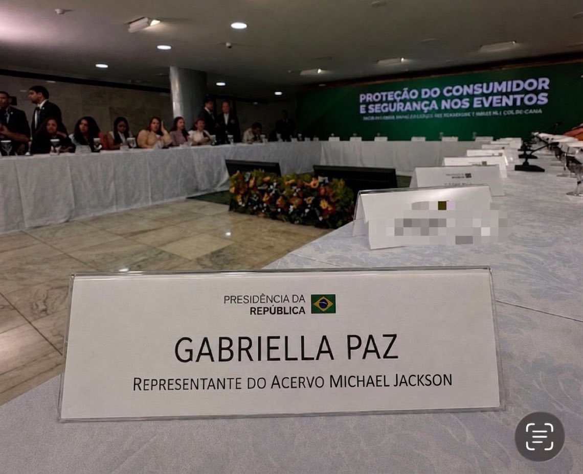 mjacervy's tweet photo. vai ter moonwalker no palácio do planalto sim!! ✊ https://t.co/bg6gspl9Cg