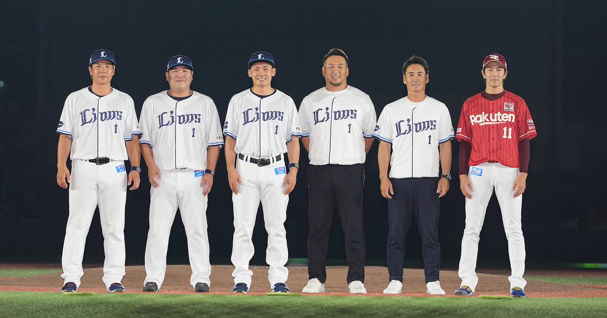 lions_official's tweet photo. #栗山巧 選手の引退セレモニーにて、これまで共に戦った皆さんと📸

#seibulions #プライドシリーズ #ありがとう栗山さん https://t.co/QBfYmWmGZ8