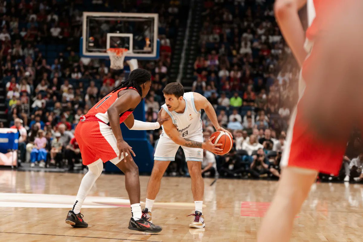 EnLineaNBA's tweet photo. #FINAL Canadá venció por 97-92 a la Argentina en las eliminatorias al mundial de Qatar 2027.

Argentina no pudo sostener la diferencia de 17 puntos en la primera mitad.
Se retiró lesionado Deck.

Laprovittola imparable con 31 puntos 
Alexander Walker 26P, Dort 25P. https://t.co/AAaNvc5JvH