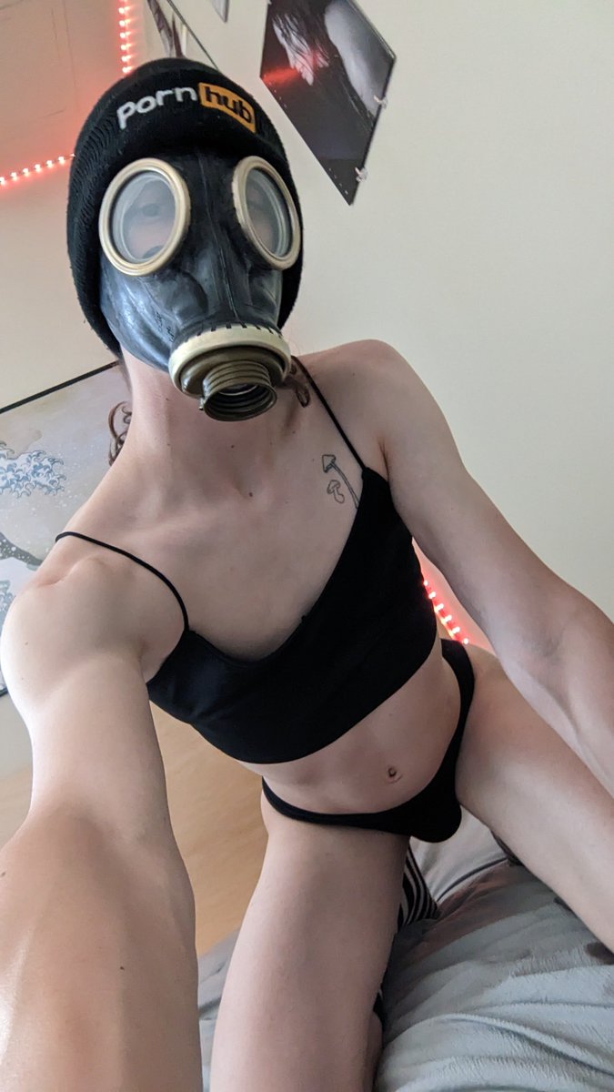 4DRIPX's tweet photo. on the prowl #gasmask #sexy #nsfw https://t.co/qgY1vvEO1p