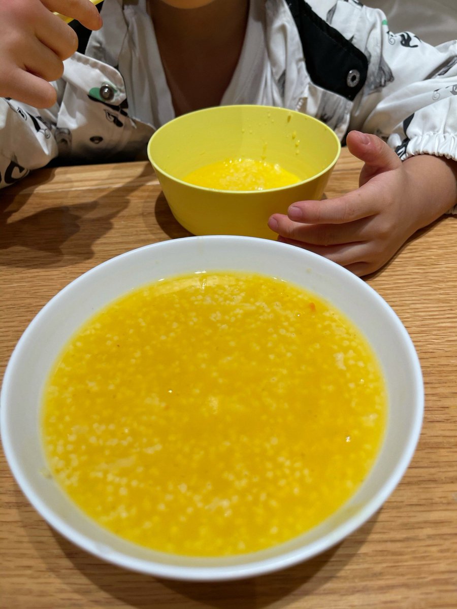 CannySara's tweet photo. 凌晨一点的小暖灯，煮一碗溏心蛋乌冬，汤滚时热气漫过发梢，今天的疲惫就着面汤吃完啦。 https://t.co/shTnXxh14s