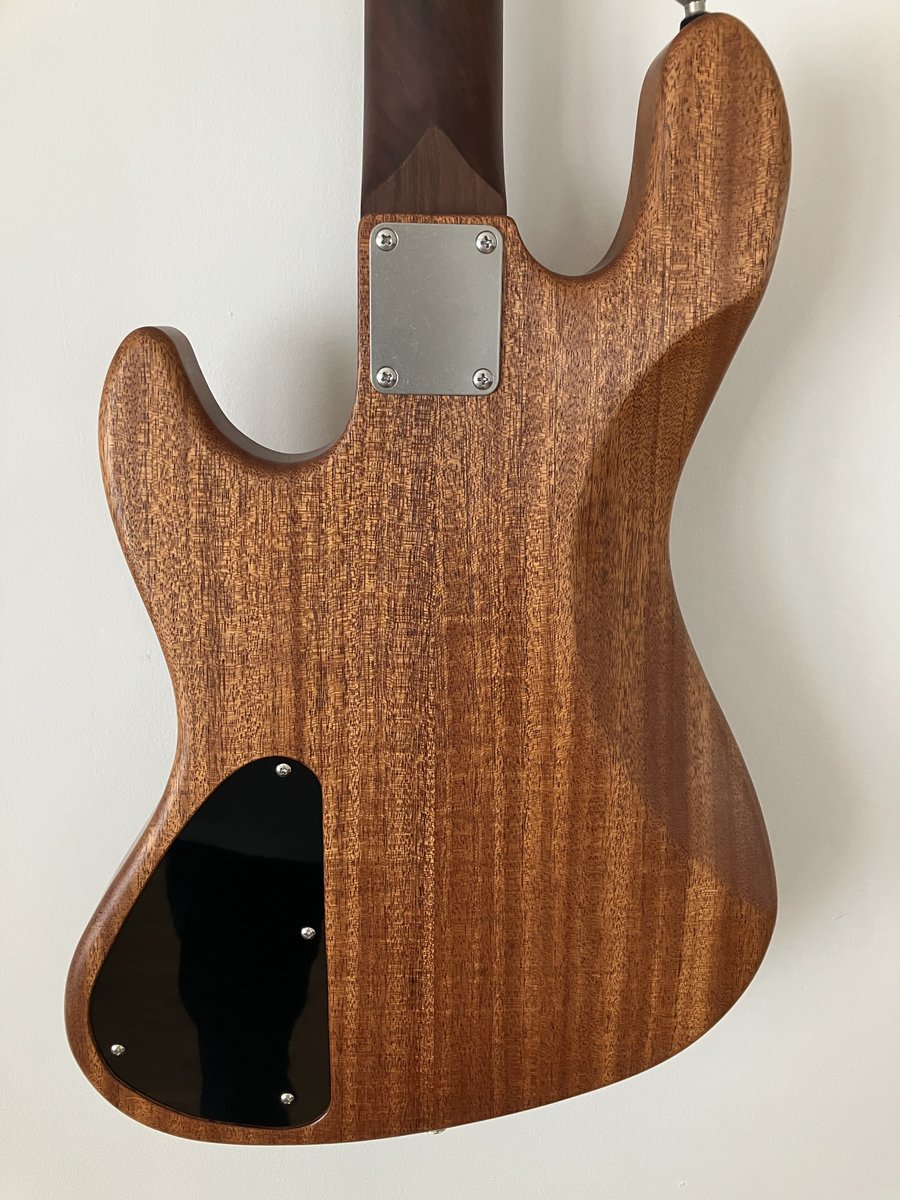 NTSguitars's tweet photo. 【セール品紹介】
前の投稿通り現行のコントロールはかなりシンプルです！

1ボリューム1スイッチ1トーン

しかしコントロールキャビティは初めからかなり大きく取り、余白を設けてあります

そのため、後々プリアンプを取り替えたりEQやスイッチを増設したくなった時にも、最小限の加工で済むようになっています👍

ショップ↓↓

https://t.co/293LuMosV4