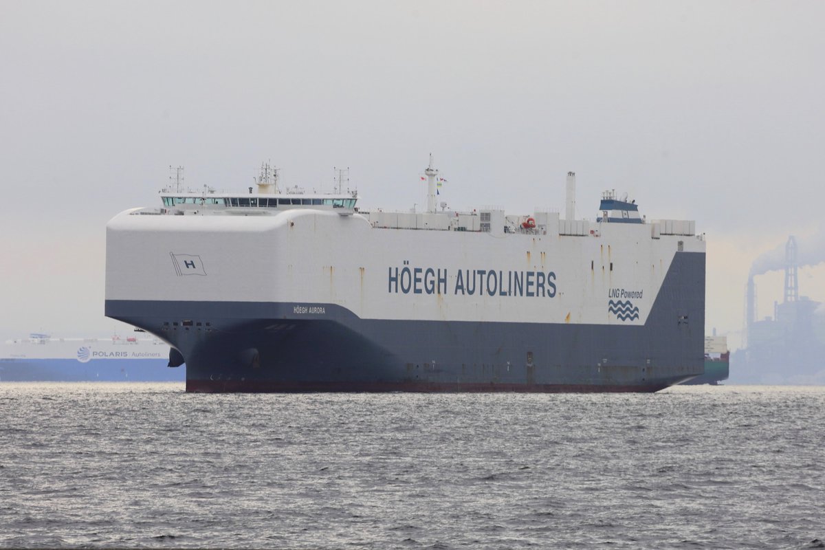 panamaru2's tweet photo. 2026/9/1 6:49
曇天の中 #Höegh_Autoliners が運航する #PCTC #HÖEGH_AURORA #IMO9962677 が鶴見航路に向けて航行. 本船は世界最大級の次世代型自動車・トラック専用船 #Aurora_Class 9100CEU の1番船として2024年8月 中国招商局重工/CMHIで竣工しました. https://t.co/c4webGL190