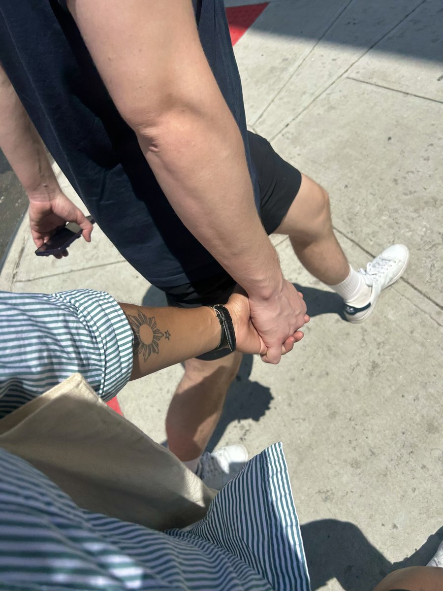 migsb_OF's tweet photo. Get yourself a man that do BOTH
(Heβs holding the camera)
#OpenRelationshipThings π https://t.co/6jRTTAQNMg