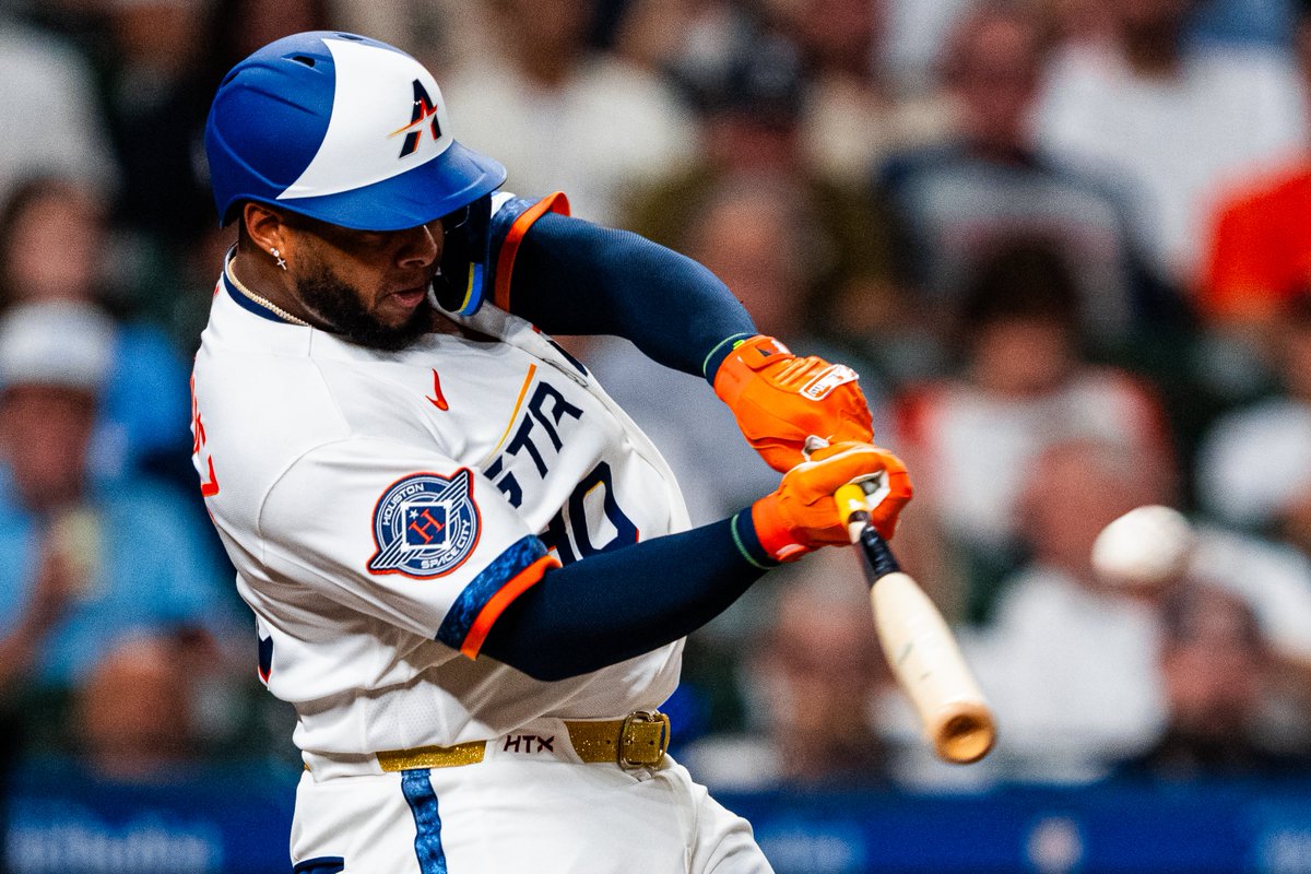 astros's tweet photo. ¡Vamos Velázquez!

#TheNewFrontier https://t.co/9FA45KpbJt