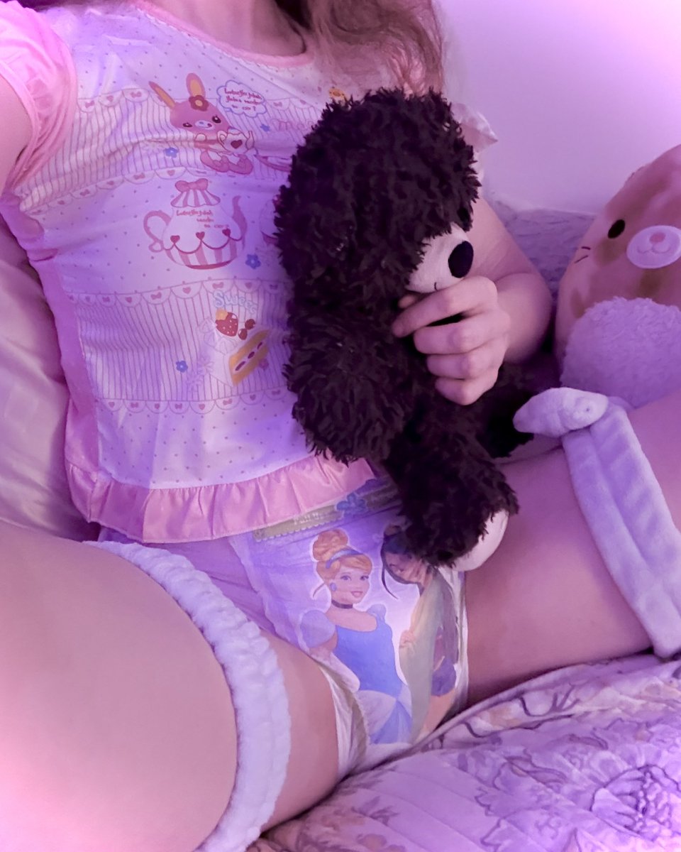 Frilly_Fawn's tweet photo. happy monday :3 time for another week in princesses pull-ups and staying pussyfree :D https://t.co/D8lgWumK8U
