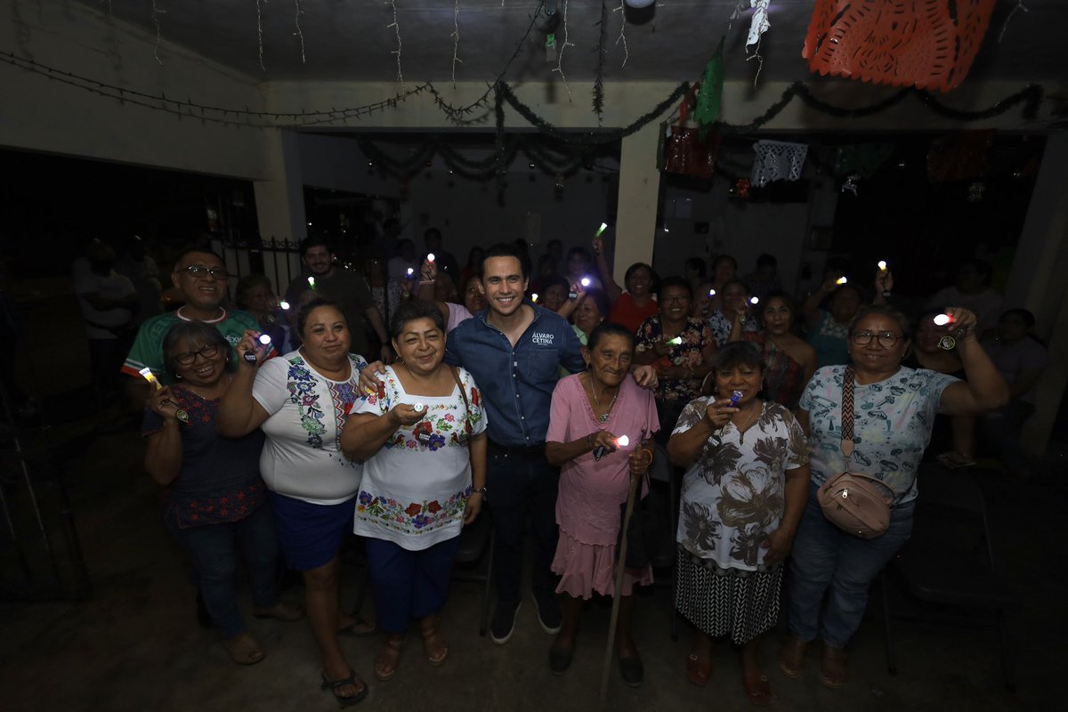 AlvaroCetina's tweet photo. Con eso de que en Yucatán la luz no se va, a veces viene…⚡️ les dejamos unas linternas a las vecinas y vecinos de Chuburná para que estén preparados con estos apagones que, hasta hoy, siguen sin parar y no vemos para cuándo terminen.🔦🤨 https://t.co/9nmb32UQO7