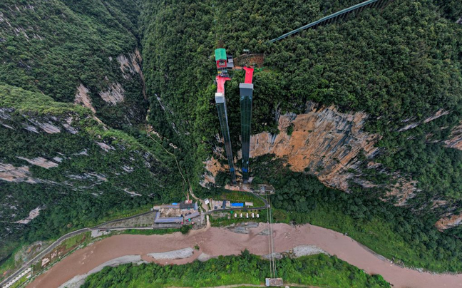 PDChinese's tweet photo. 【山裡娃坐上空中校車開學】雲南宣威尼珠河大峽谷，綿延約10公里，兩側峭壁如刀削斧鑿。新學期到來，峽谷谷底尼珠河自然村的孩子們，坐上288米的“懸崖電梯”和雲端纜車去上學。過去3個多小時的上學路，如今縮短到30分鐘。願孩子們扶搖直上，越來越好！ https://t.co/YT6wkb6Kfr