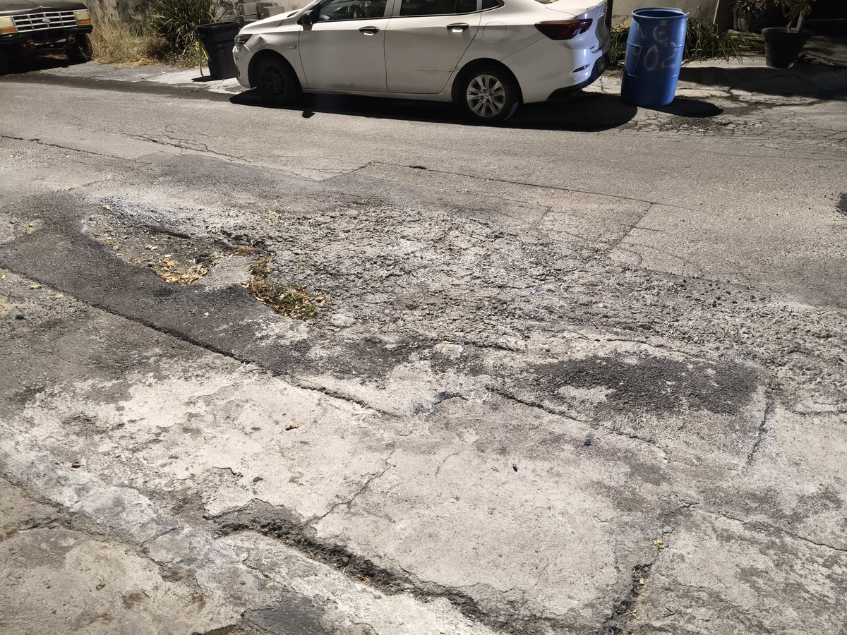MeneTercero's tweet photo. Gracias por venir a tapar los baches de la calle de Río Henares en Riberas de Dos Rios, pero porque solo los pequeños y los grandes no? @municipiodegpe @HectorGarciaNL https://t.co/6LOpvQLKiA