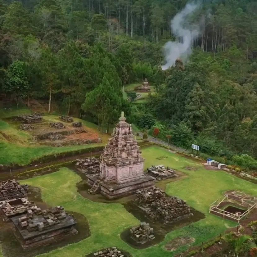 LambeSahamjja's tweet photo. gunung ungaran di semarangkatanya udah dilelang bahlil menteri esdm:
- katanya rencananya bakal dibor sedalam 2 km 
- buat proyek geothermal
- gunung ini deketan sama candi gedongsongo yang berharga secara budaya
- di kaki gunung arah ambarawa juga ada rawa pening yang jadi ekosistem penting