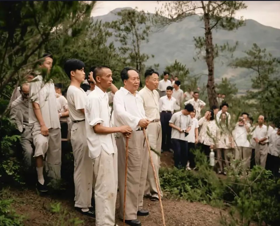 Miaoshu321's tweet photo. 毛主席和人民在一起。 https://t.co/jKFW25BLEg