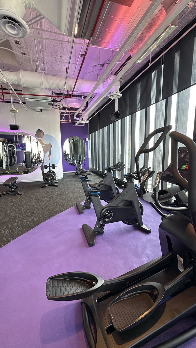 estoriboris's tweet photo. Mi jefe volvió de tel aviv y nos instalaron un gimnasio en la empresa👏 https://t.co/eDeeW3ocyC