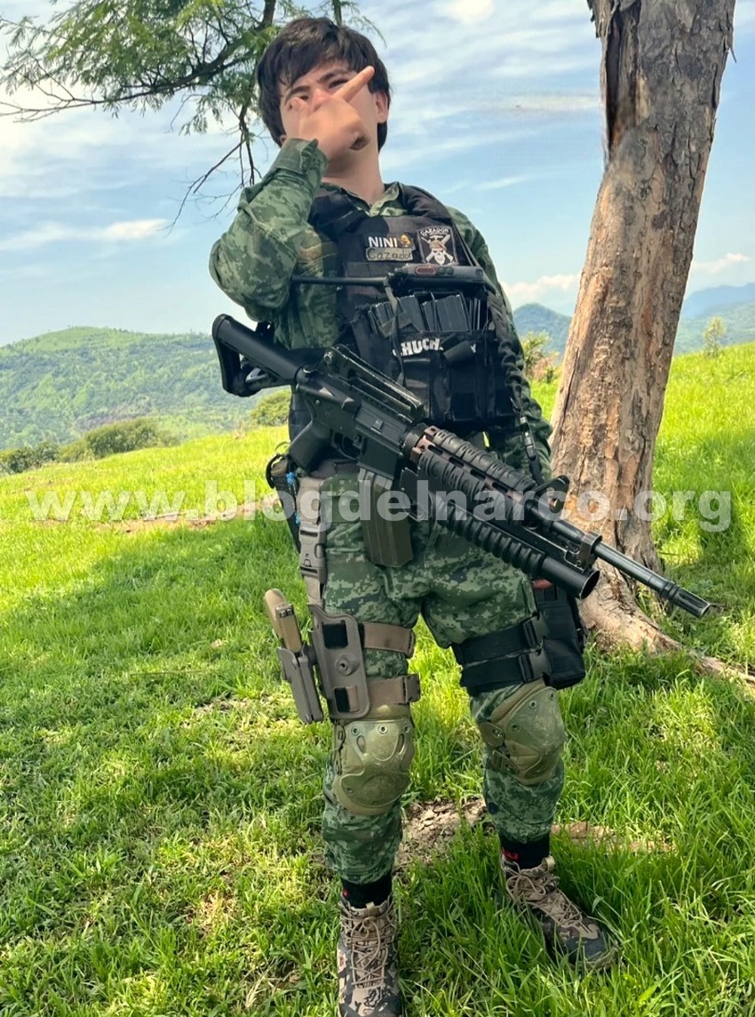 blogdelnarcomex's tweet photo. Un menor identificado como “Chuchito Nini”, sería uno de los escoltas de Luis Enrique Barragán Chávez “El R-5” líder del Cártel de Los Reyes, Michoacán, abatidos por Fuerzas Federales, LEE MÁS AQUÍ 👇👉 https://t.co/SxOgp0T1FG https://t.co/2PZ4x4FE7O