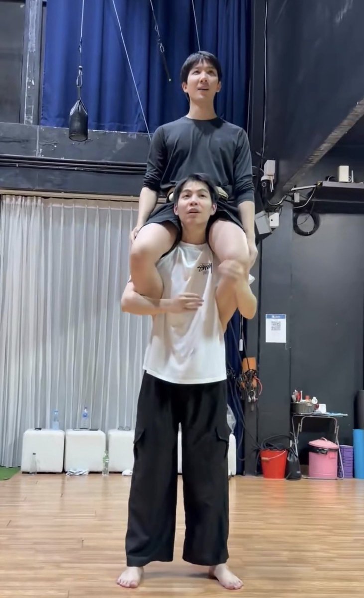 kanwarissada_'s tweet photo. จากวันนั้นแรกที่ถ่ายไพลอต ตอนยกขี่คอกัน ต้องใช้คนช่วยพยุงหลายคนมากก สู่ วันนี้ที่เฟิร์สยกข้าวตังขี่คอเองได้แล้ววว ภูมิใจสุดๆๆ เฟิร์สข้าวตังคือเฮียเอินน้องคุนสมบูรณ์แบบมาก😭🫳🏻 #TheInvisibleDragon 

                ไพลอต                                ชีวิตจริง https://t.co/1Hz5zvN5j6