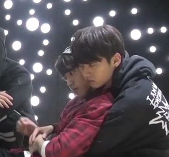 hammochijeekies's tweet photo. This lil guy 😭🥺🤏 was courting Hannie 🐿 trainee days 🥹🤏🤏 with his MOM'S credit card 💳🥹😭💔 https://t.co/oNmOx7F5l8