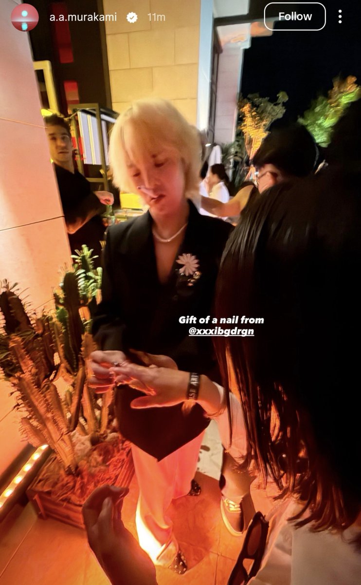 eramoreugedda's tweet photo. GD gifted a nail to Murakami. https://t.co/2BTwsv9Hnz